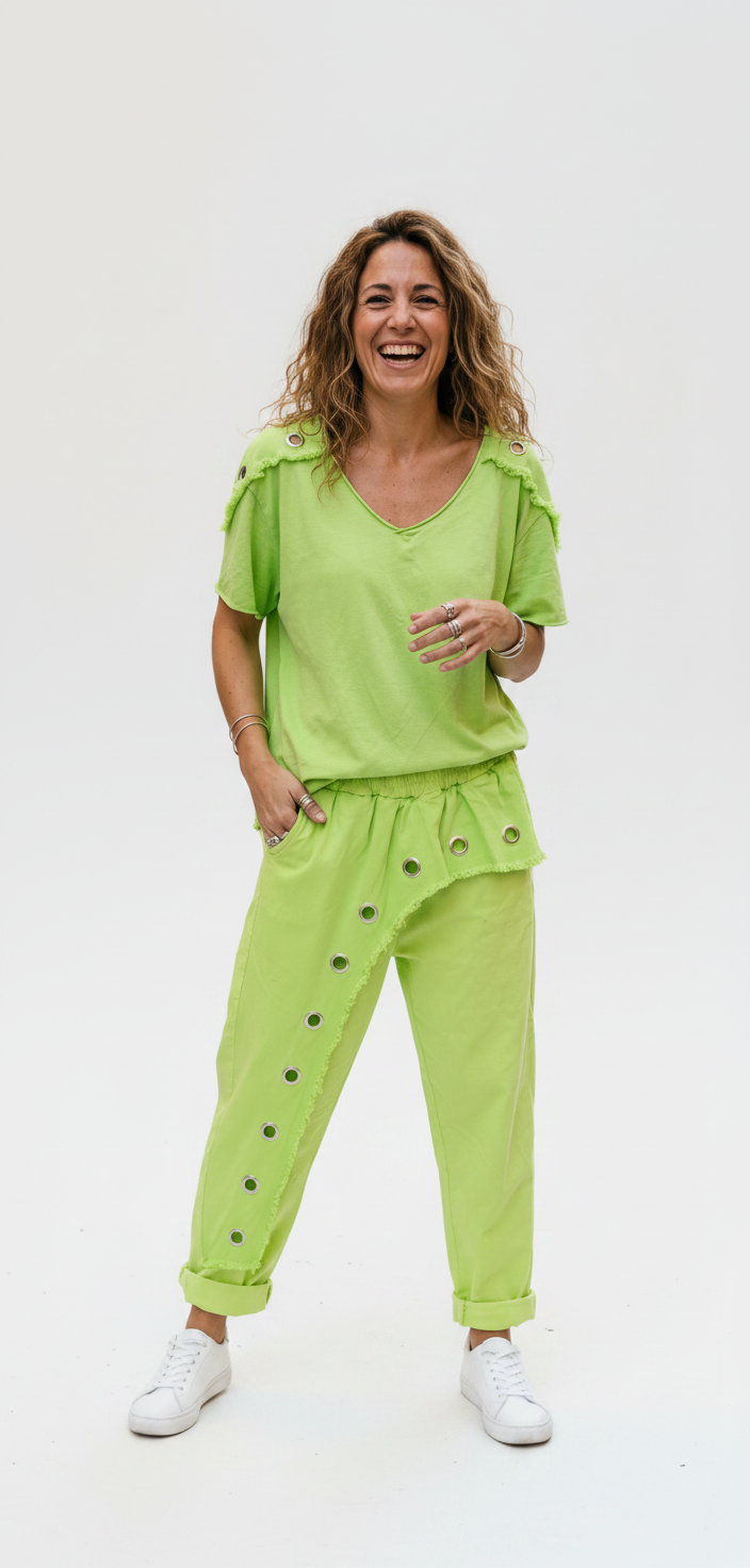 Conjunto de Camiseta y pantalón  con ojetes