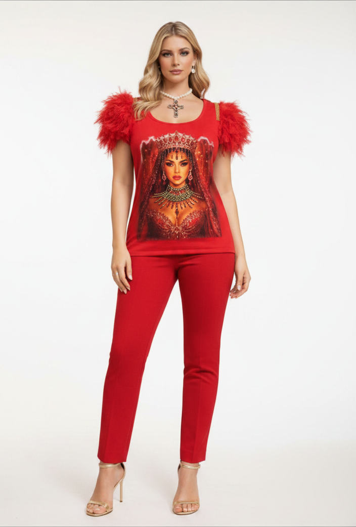 Camiseta roja con plumas y estampado frontal