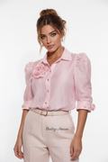Blusa de lino rosa con detalle de flor