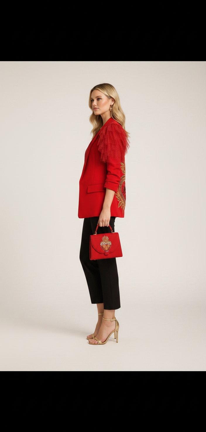 Chaqueta blazer roja con volantes en los hombros y bordado sagrado corazón 3