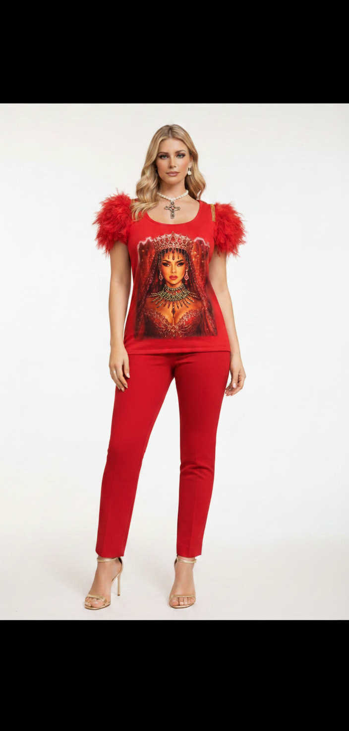 Camiseta roja con plumas y estampado frontal 4