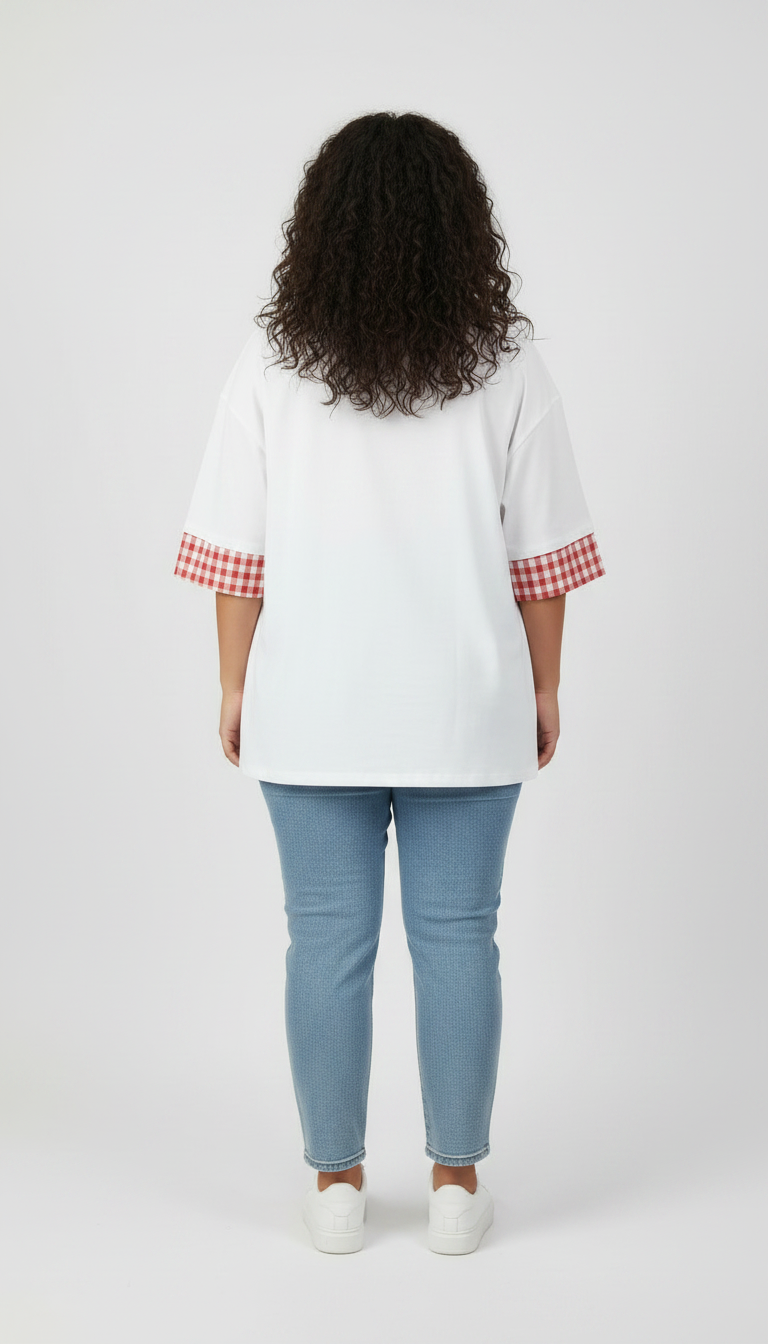 Camiseta blanca con gráfico y detalles de cuadros