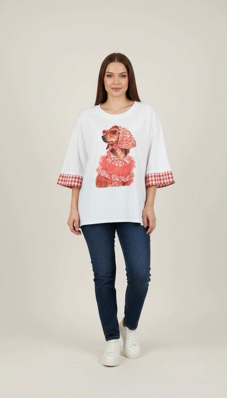 Camiseta blanca con gráfico y detalles de cuadros