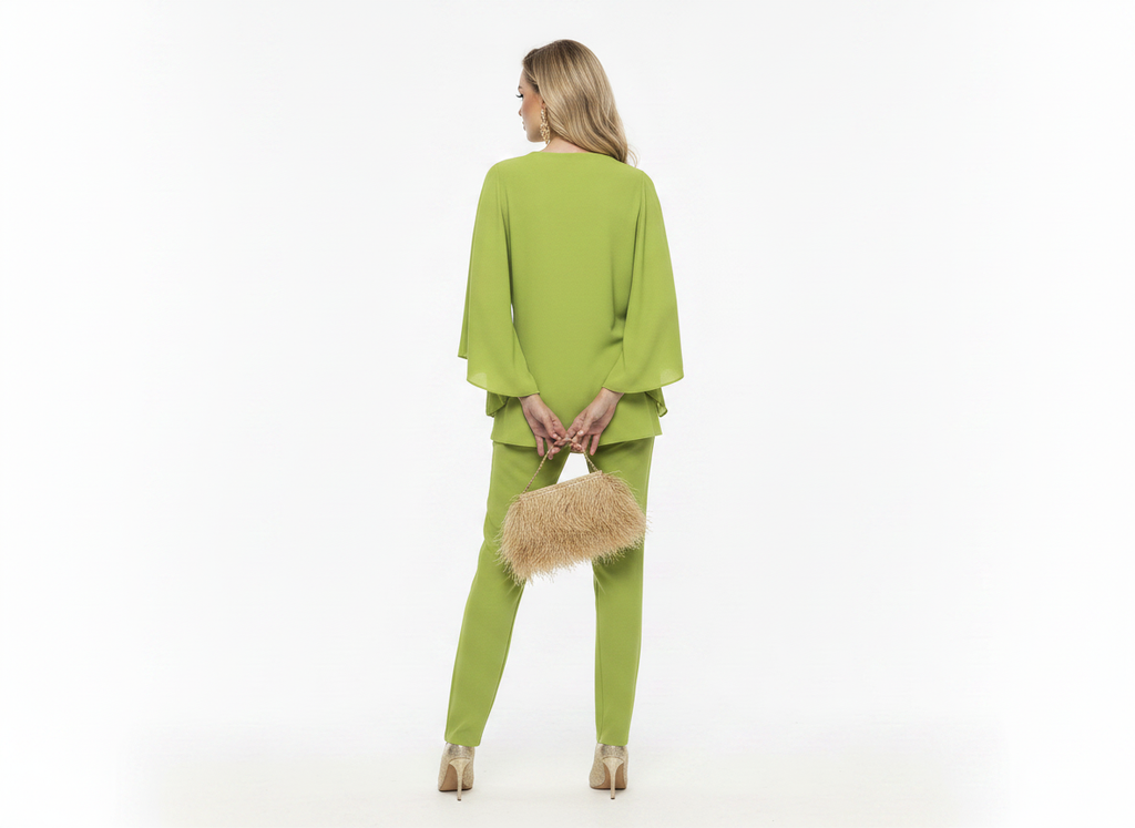 Blusa con cuello drapeado y manga capa verde lima y pantalón a juego.