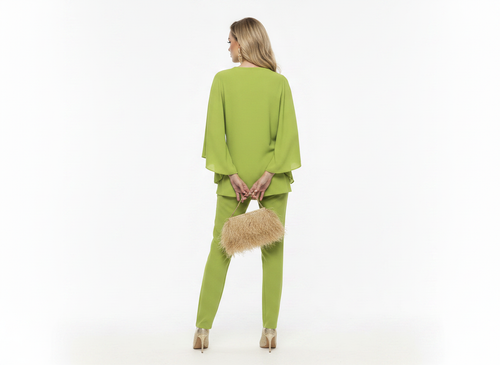 Blusa con cuello drapeado y manga capa verde lima y pantalón a juego.
