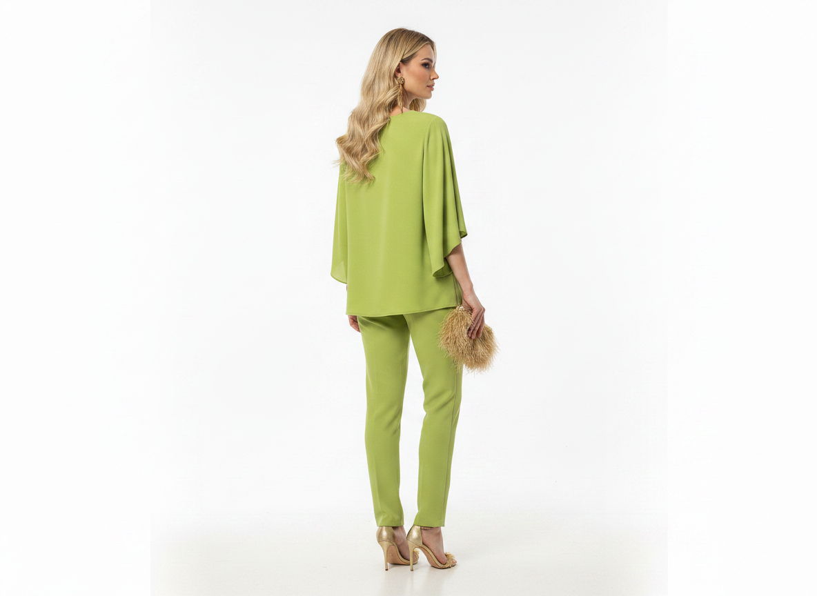 Blusa con cuello drapeado y manga capa verde lima y pantalón a juego.